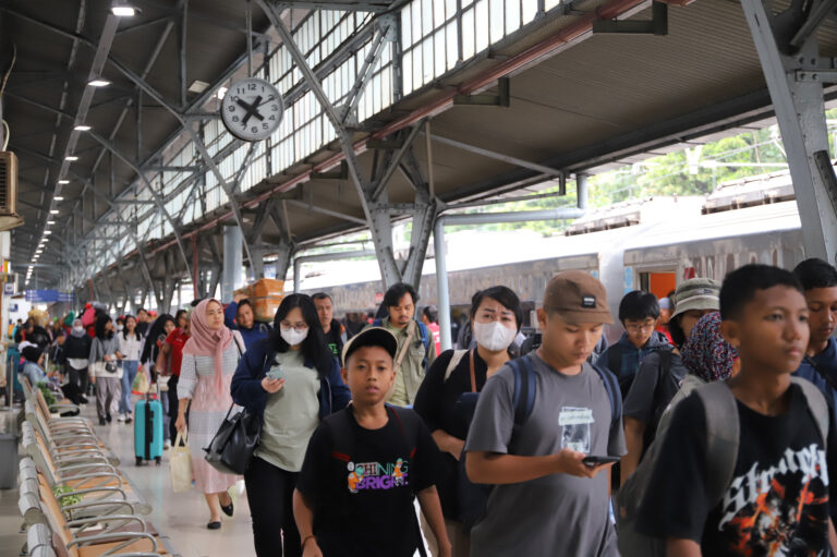 KAI-Kereta-Api-Jadi-Pilihan-Isi-Liburan-1